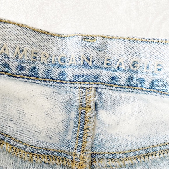 AEO Light Washed Mom Jean Distressed Shorts - Picture 5 of 14